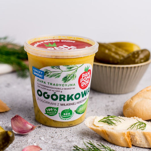 zupa ogórkowa z kiszonymi ogórkami w tle