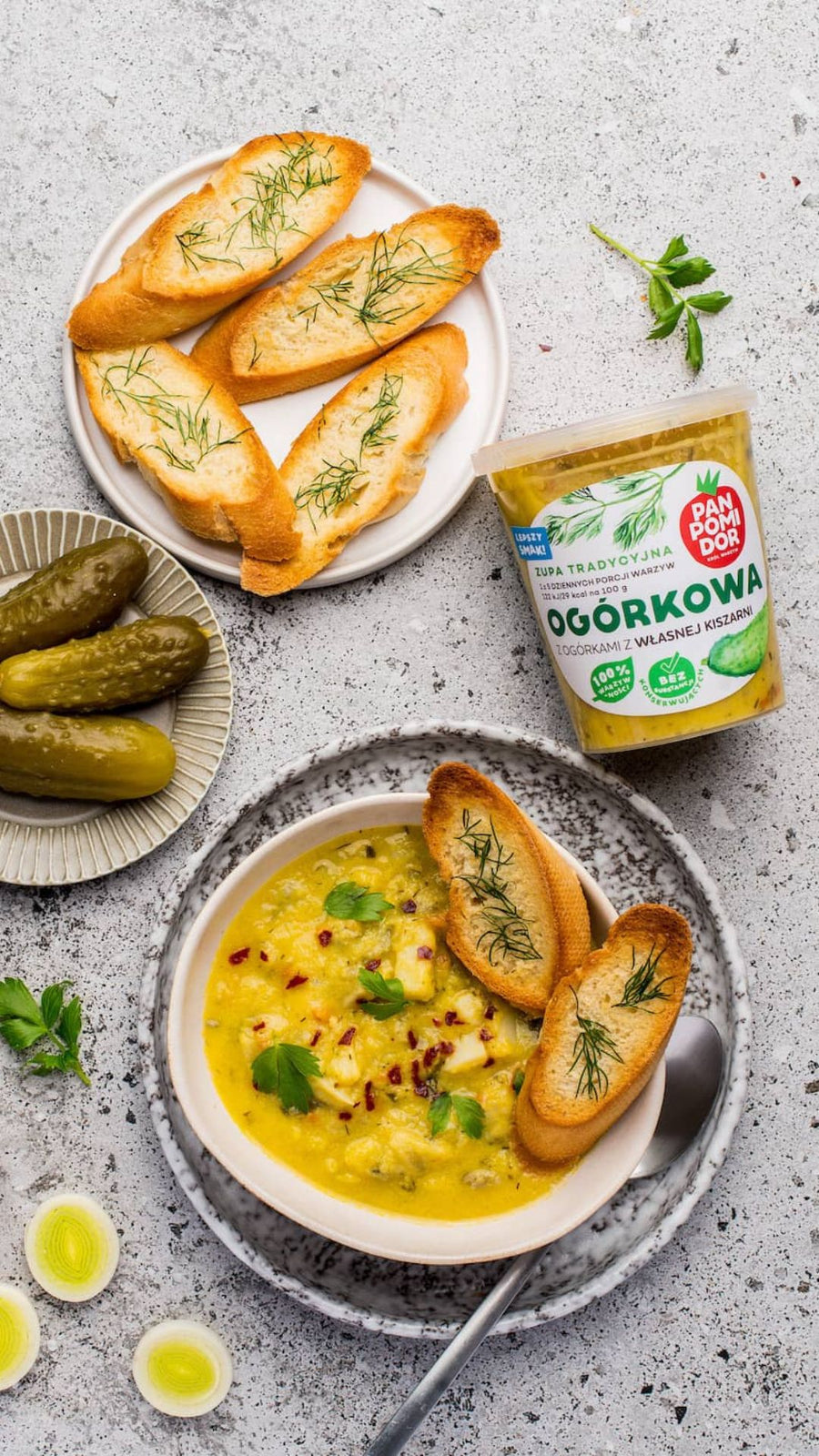 Zupa ogórkowa z grzankami
