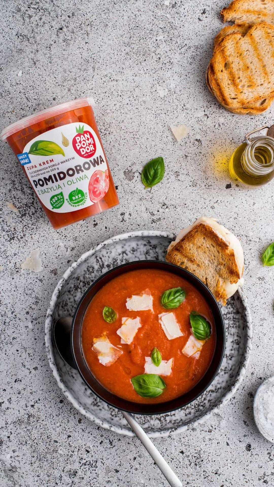 Zupa pomidorowa z mozzarellą i parmezanem