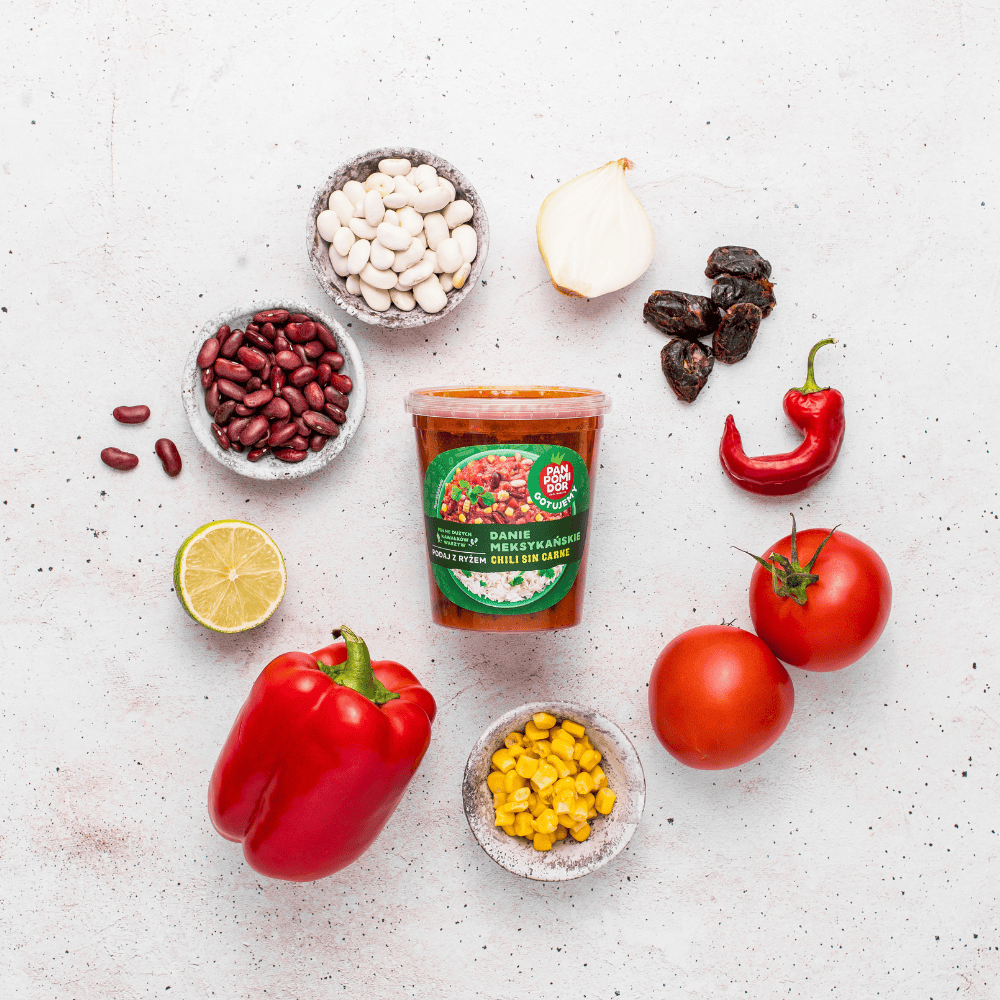 danie chilli sin carne warzywa wokół kubka zupa dyniowa z warzywami wokół