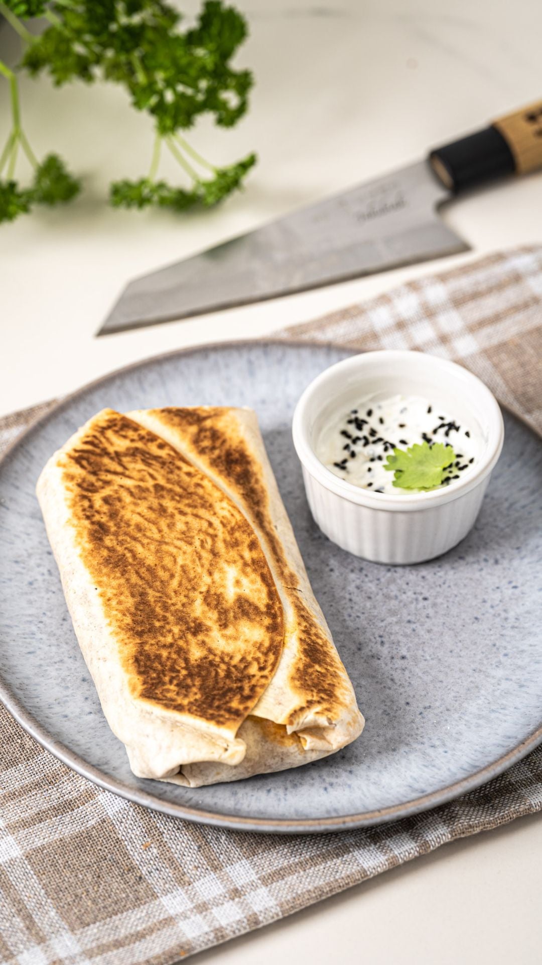 Zawijane chilli sin carne z sosem jogurtowym